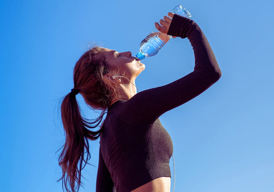 femme qui boit de l'eau en bouteille