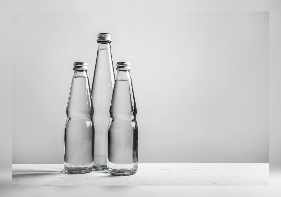 Pourquoi les bouteilles en verre contiennent plus de microplastiques que les bouteilles en plastique