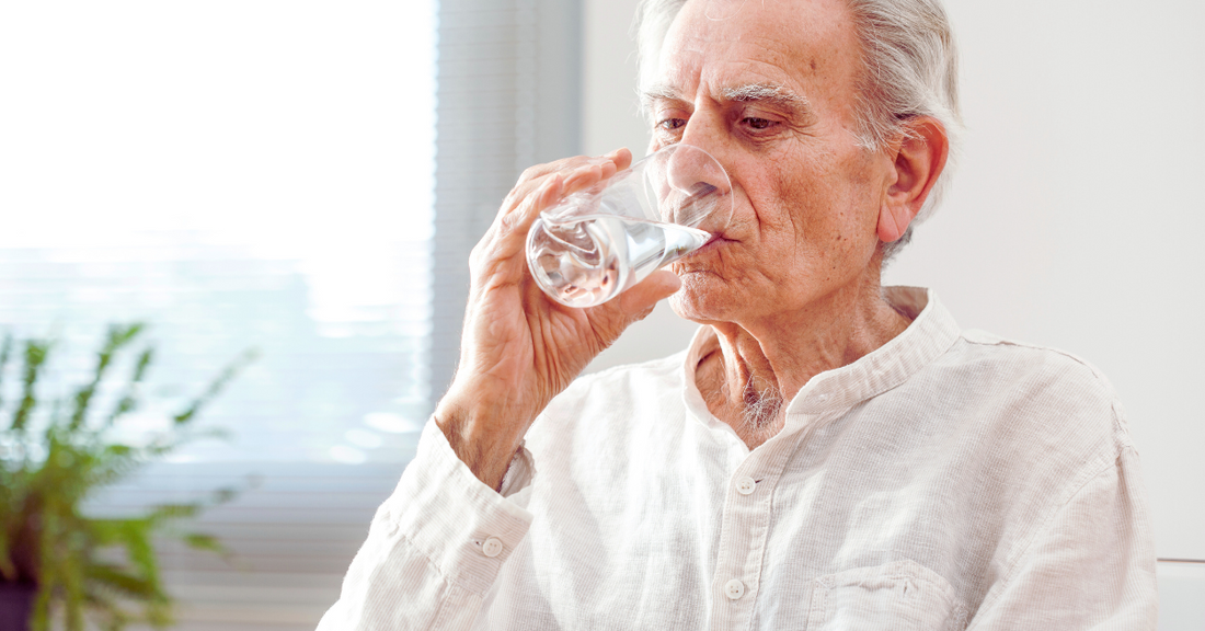 Bien hydrater une personne âgée en été