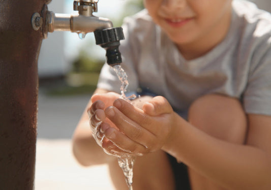 L’eau du robinet est-elle vraiment sûre ? Et comment bien choisir son filtre ?
