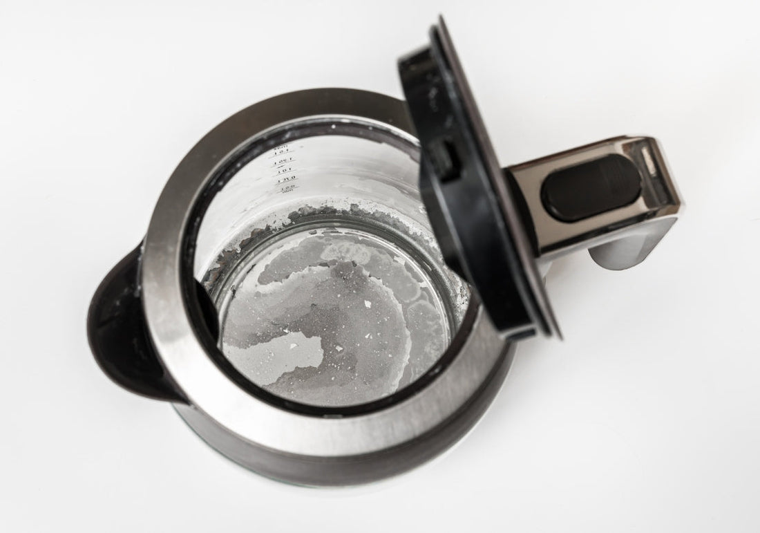 Pourquoi voit-on parfois du dépôt blanc dans l’eau du robinet ?