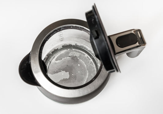 Pourquoi voit-on parfois du dépôt blanc dans l’eau du robinet ?