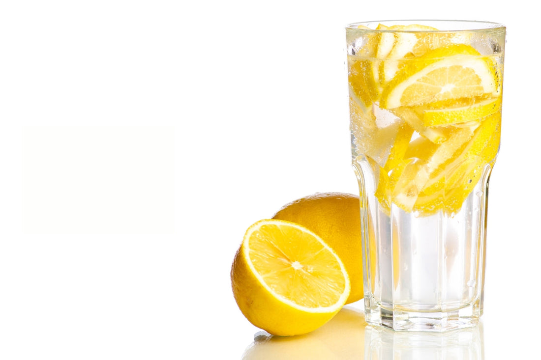 Boire de l’eau tiède citronnée le matin : bonne habitude ou mythe bien entretenu ?