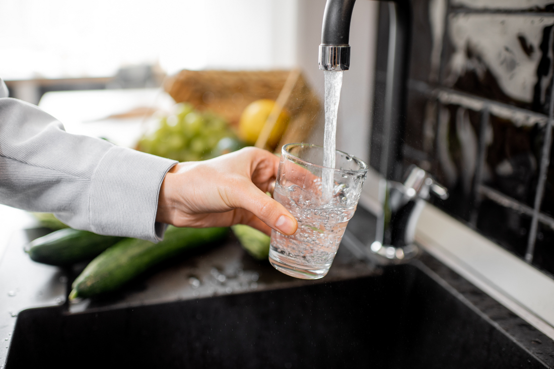 Peut-on boire ou cuisiner avec l’eau chaude du robinet ? Ce qu’il faut vraiment savoir