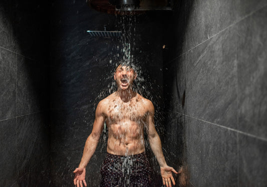 Fontaine eva pommeau de douche homme qui prend sa douche heureux